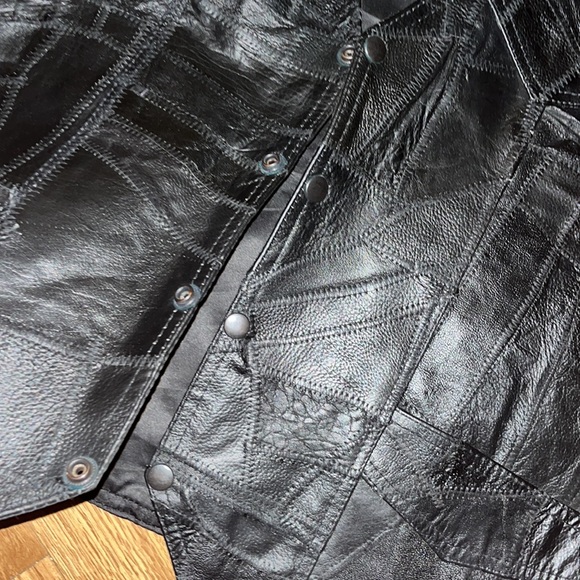 🏍️ 🦁 🏍️• ⚫️ Leather Club x Ridin’ Free Vibes ⚫️• 🦁🏍️ - Picture 7 of 8